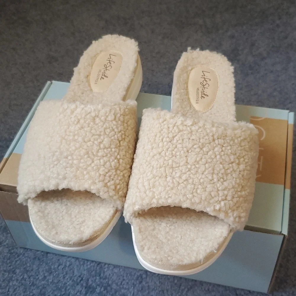 New Cute Fuzzy Sandals - Picture 3 of 7